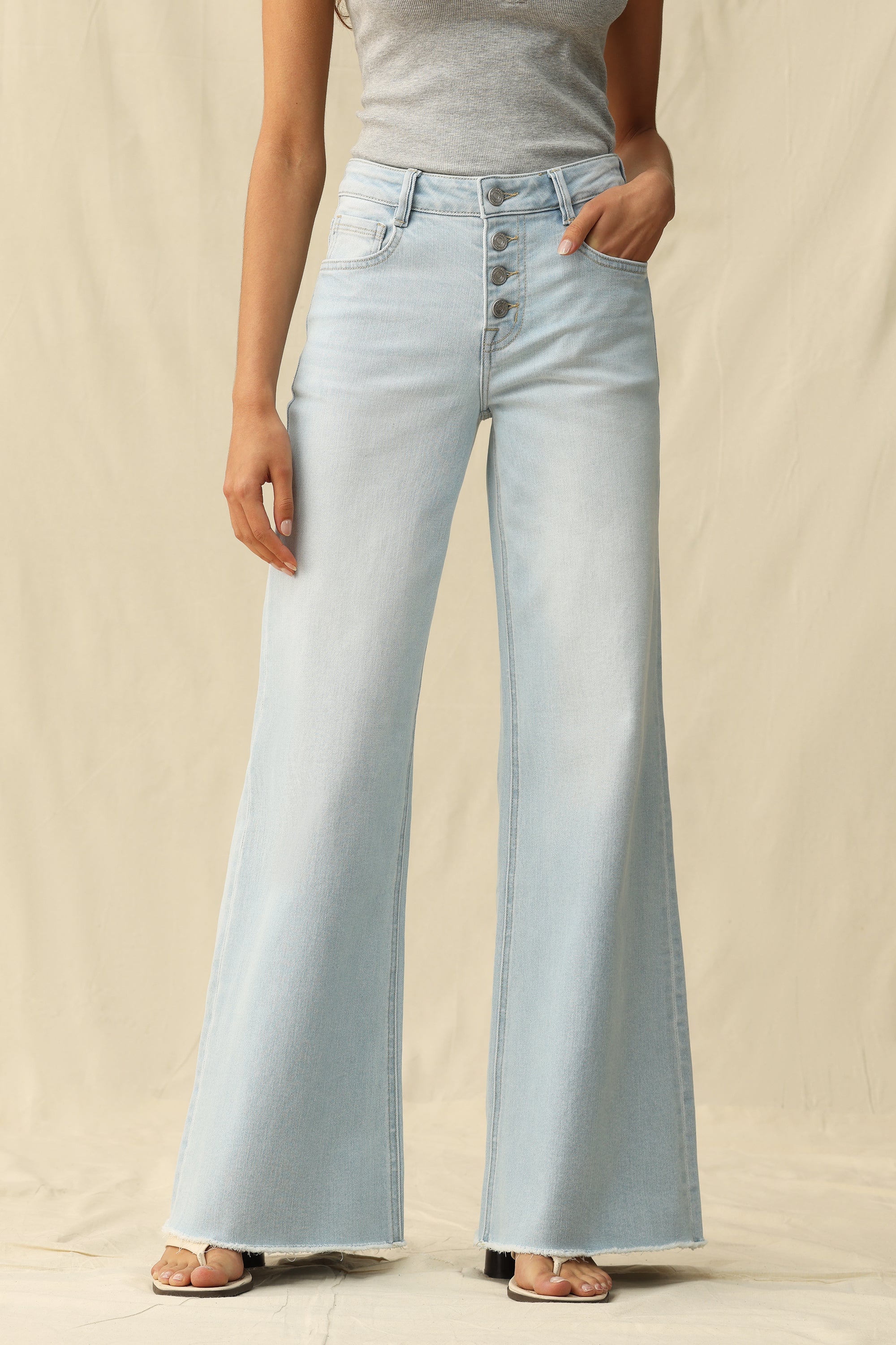 Mid Rise Wide Leg Denim Jeans With Frayed Hem | BAYEAS